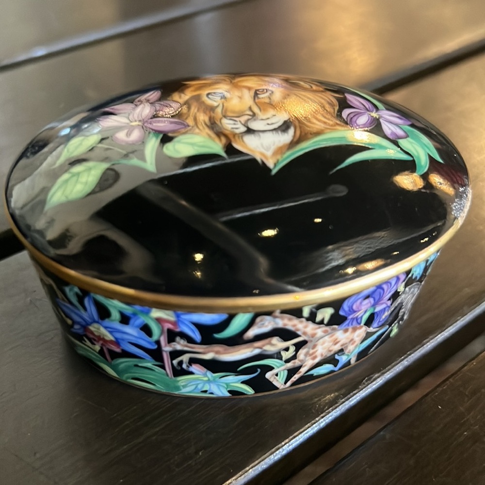 𝐑𝐀𝐑𝐄 𝐅𝐑𝐀𝐍𝐂𝐈𝐒𝐂𝐀𝐍 𝐌𝐄𝐍𝐀𝐆𝐄𝐑𝐈𝐄 𝐙𝐎𝐎 𝐓𝐑𝐈𝐍𝐊𝐄𝐓 𝐁𝐎𝐗 - Picture 5 of 17